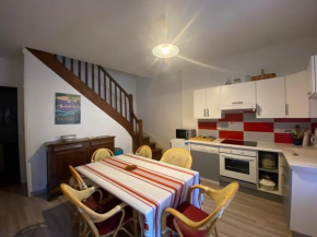 Maison de charme à 100m de la plage, 2 chambres, cour commune et animaux acceptés - FR-1-413-116